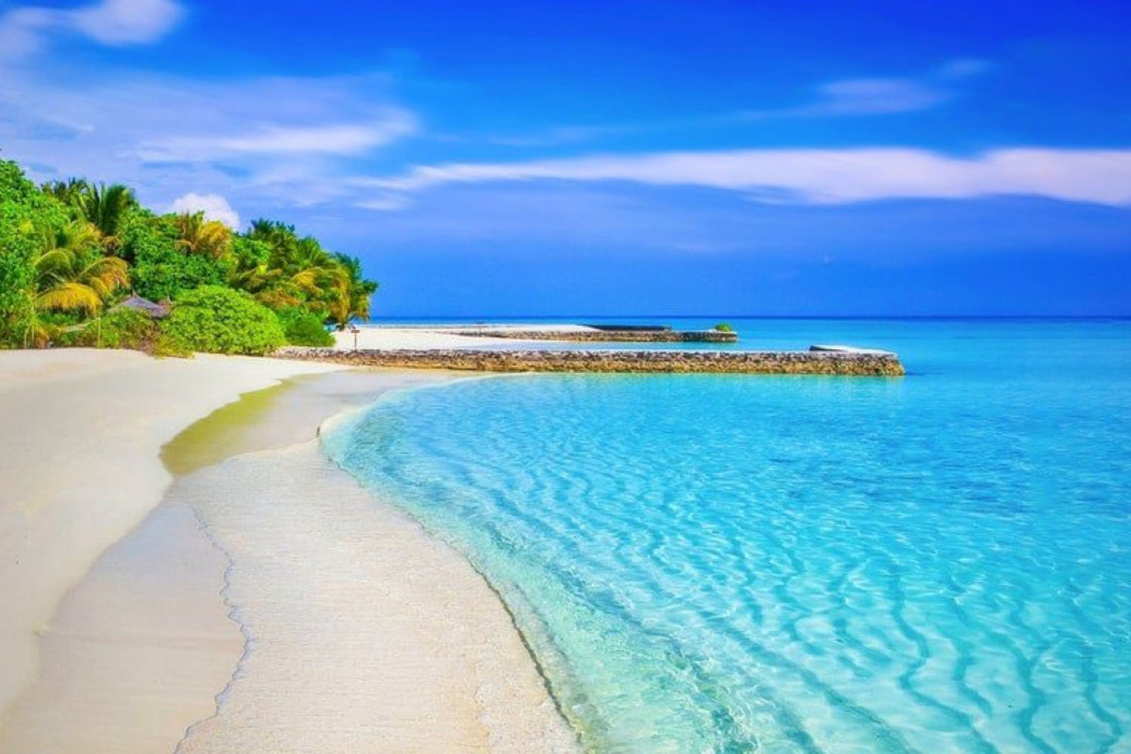 White sand beach and turquoise water in Jamaica